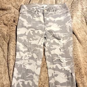 Camo skinny pant.